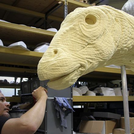 Jurassic World: Building the Apatosaurus