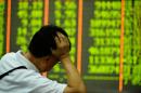 Un investisseur observe les cours de la Bourse, à Hangzhou, en Chine, le 27 juillet 2015