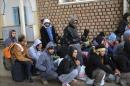 Varios egipcios, el fin de semana pasado, esperando a subir en los autobuses en la frontera entre Túnez y Libia, en el paso fronterizo de Ras Jedir, para huir de Libia. EFE