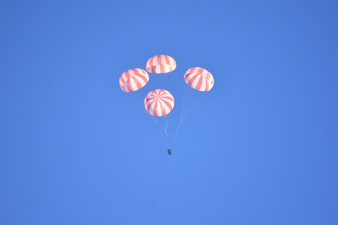 spacex parachutes