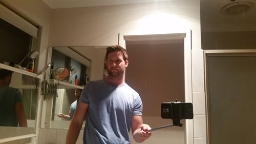 funny-selfie-pic-stick-mirror-wrong