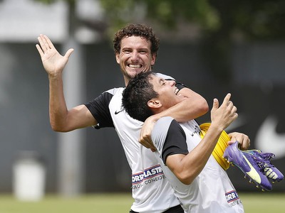 Elano e Lucas Otávio (Foto: Ricardo Saibun / Santos FC)