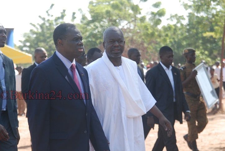 Le président du Faso Michel Kafando et le président du CNT Cherrif Sy le 29 octobre 2015 au camp militaire Général Baba Sy © Burkina24