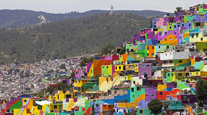 Сила искусства: как мексиканские дома превратились в радугу