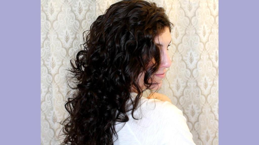 Curly-Hair-Routine-How-to-Plop-Your-Hair