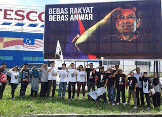 Umno Selangor Gesa Papan Iklan ‘Bebas Anwar’ Disiasat