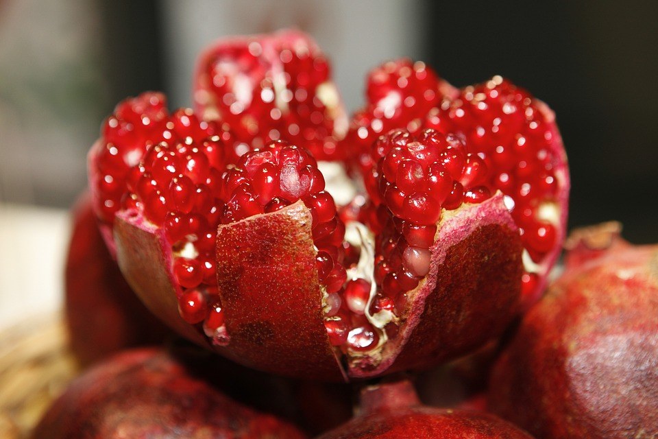 How to Deseed a Pomegranate Without Making a Mess + 5 Ways to Eat Them