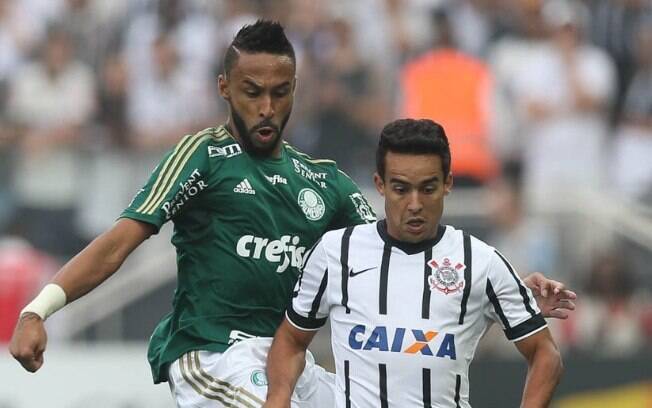 Jackson faz a marcação em Jadson no clássico entre Corinthians e Palmeiras, em Itaquera