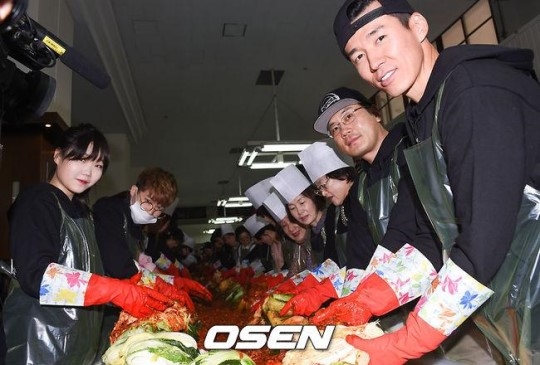 JinuseanのSEANなどYGのスターら、学生と共に5トンのキムチ作り“恵まれない人々に届ける温かい心”