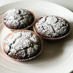 Muffins vegani al doppio cioccolato, burro di noccioline e aroma di caffè e rhum.
