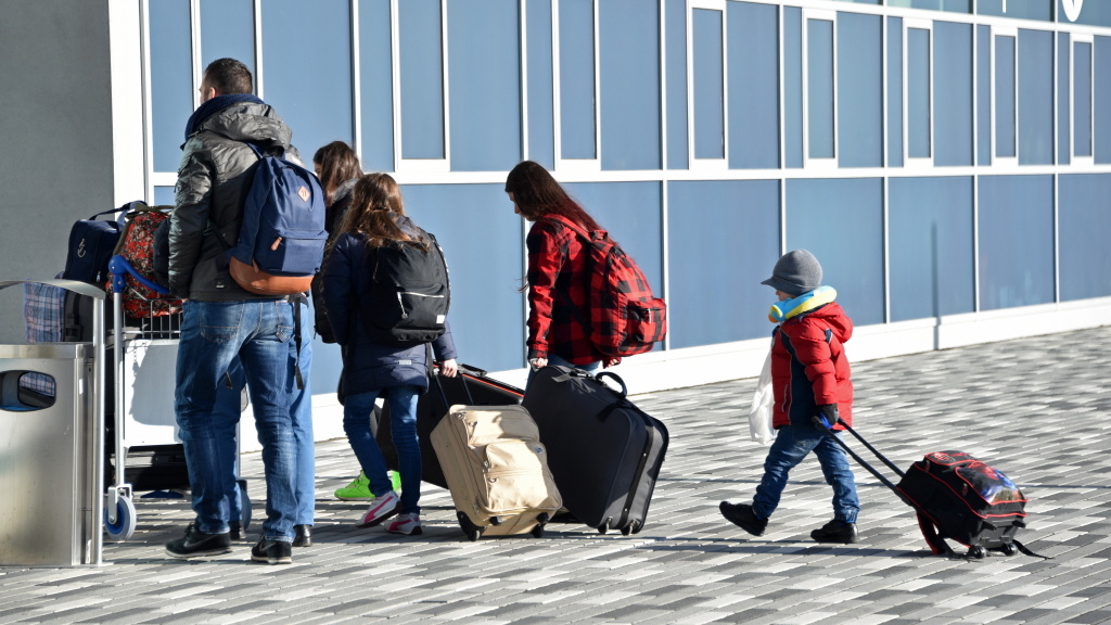 Abgelehnte Asylbewerber betreten mit ihrem Gepäck das Terminal des Kassel-Airports in Calden. | Bildquelle: dpa