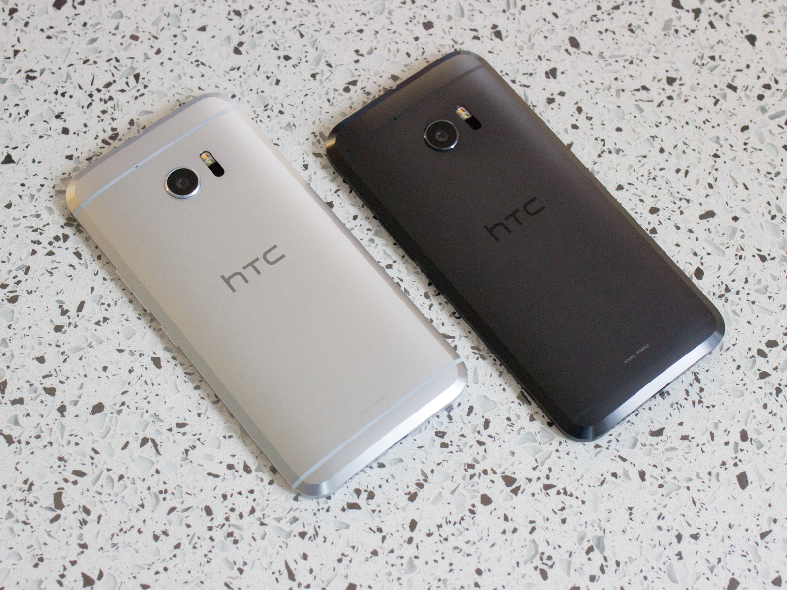 HTC 10 backs 2