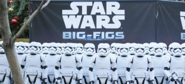 Un centenar de soldados imperiales en el estreno de la nueva película de la saga 'Star Wars' en California. 