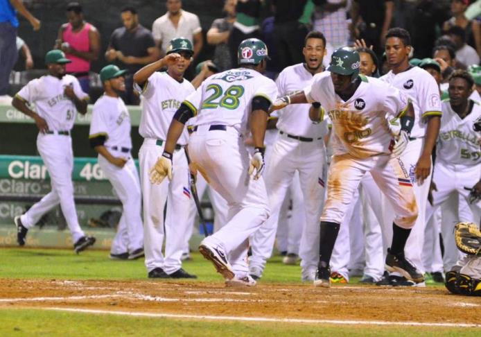 Las Estrellas Orientales ganaron la ronda regular del torneo de béisbol invernal de la República Dominicana, en la temporada 2015-16.
