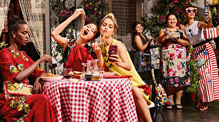 Селфи и танцы на столе: рекламная кампания Dolce & Gabbana этой весны