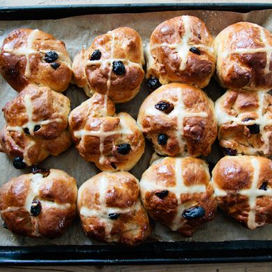 How to Make Hot Cross Buns for Easter