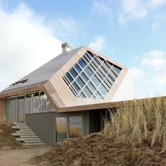 Driveway and front door to the Netherlands dune house