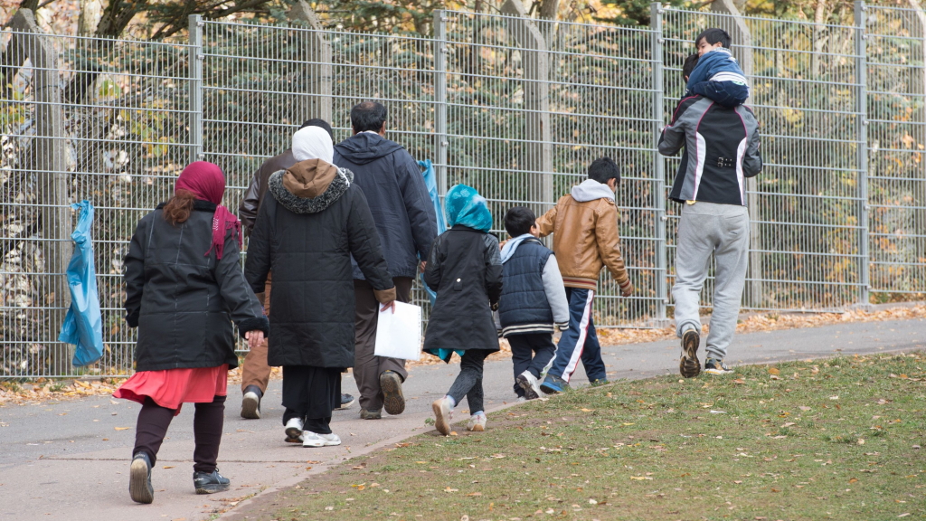 Flüchtlinge gehen über das Gelände der Erstaufnahmestelle in Suhl (Thüringen).  | Bildquelle: dpa