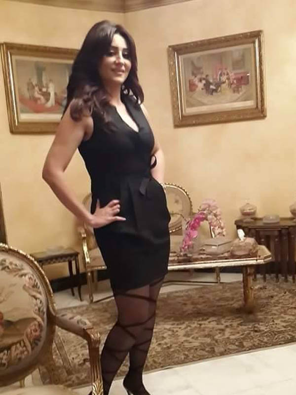 وفاء عامر تستعيد أنوثتها بفستان أسود يظهر جمال جسمها 2015