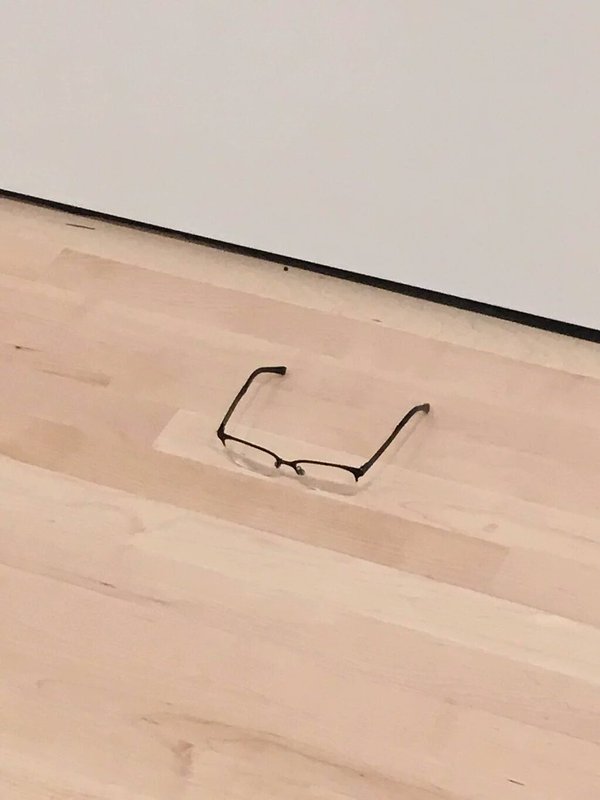 نظارة في متحف 