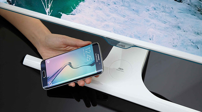 Монитор Samsung "подрабатывает" беспроводной станцией подзарядки