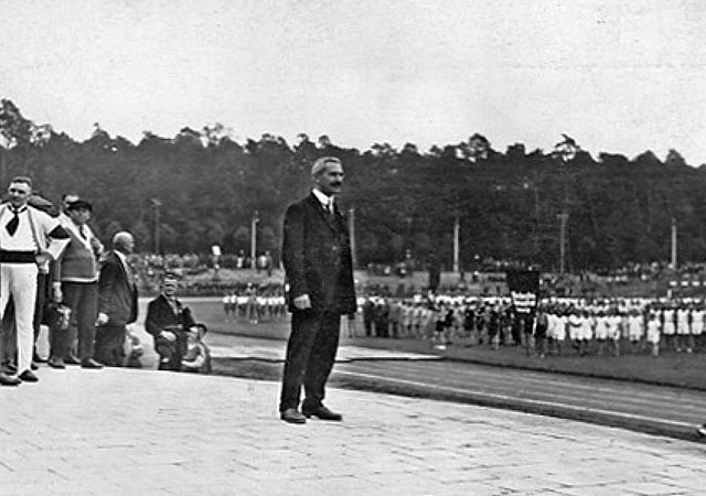 Georg Benedix bei der Eröffnung der I. Internationalen Arbeiterolympiade 24.-28.Juli 1925 in Frankfurt am Main. Urheber: Unbekannt. Quelle: Wikimedia Commons.