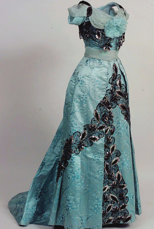 Evening gown, by Madame Menol, c. 1900-1901
