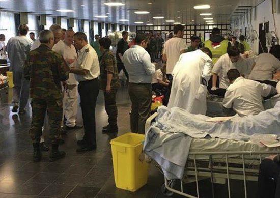 Varios heridos son atendidos en el hospital militar de Neder, cerca del aeropuerto de Zaventem, en las inmediaciones de Bruselas, Bélgica hoy 22 de marzo de 2016 tras los atentados en el que al menos 34 personas han muerto y otras 200 han resultado heridas en el aeropuerto de Zaventem, en Bruselas, y la estación de metro de Maalbeek. EFE/Stringer