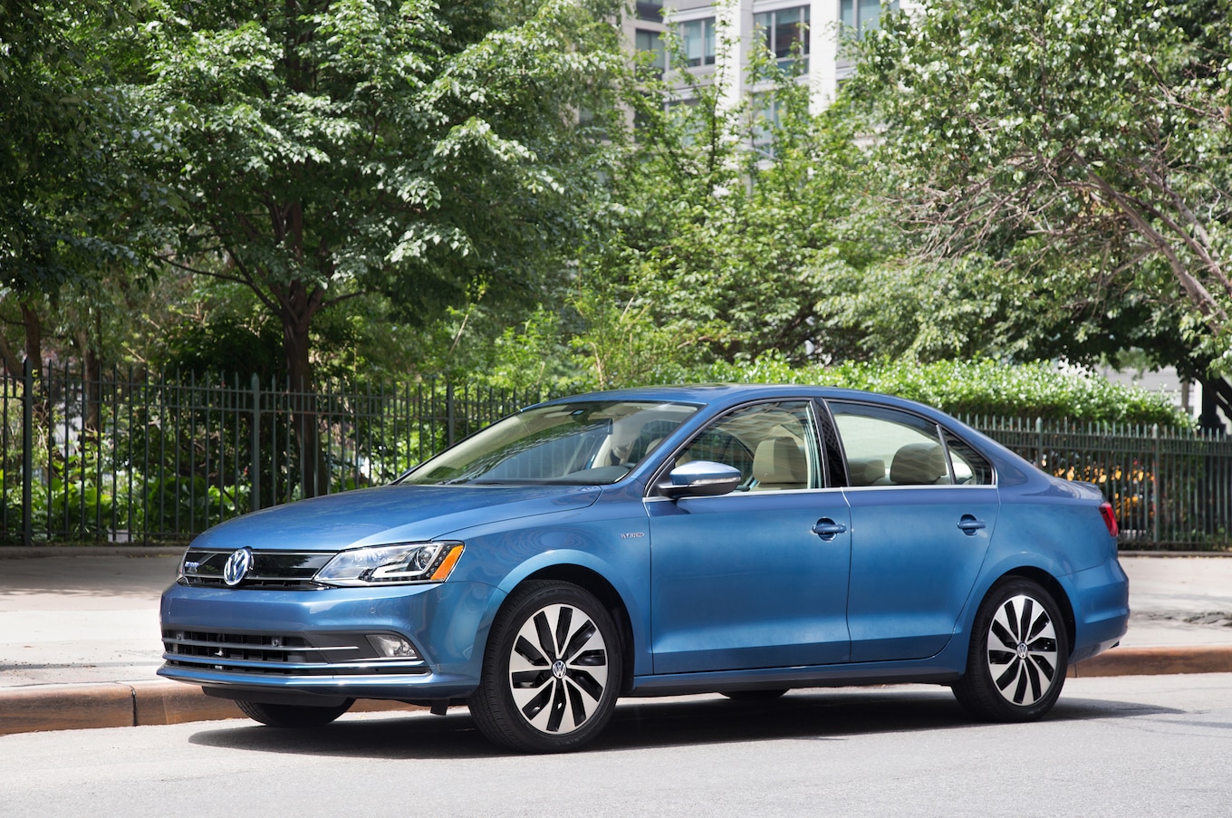 2015 Volkswagen Jetta Hybrid front three quarter