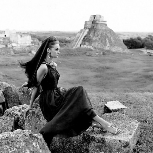 Jean Shrimpton photographed by David Bailey, Mexico, 1962