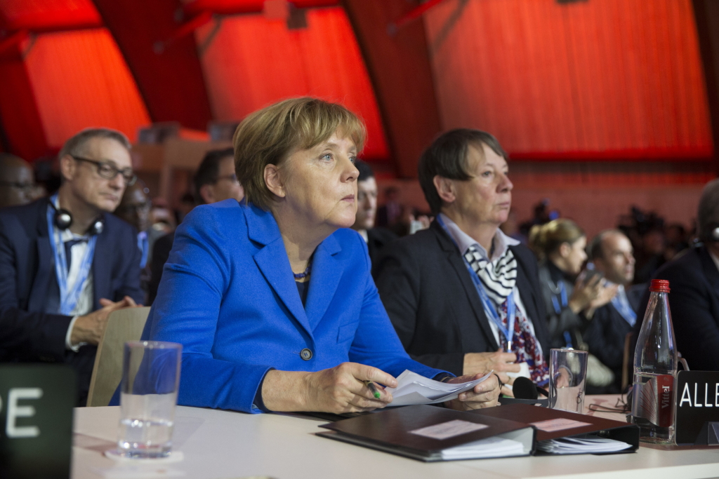 Bundeskanzlerin Merkel und Umweltministerin Hendricks fordern ein verbindliches Klimaabkommen. | Bildquelle: AP