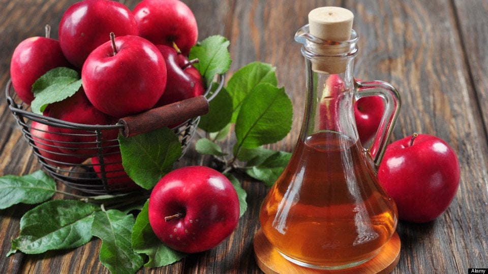 DD433G Apple cider vinegar in glass bottle and basket with fresh apples