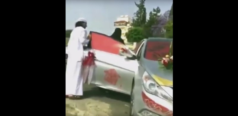 سعودي يحتفل بنجاح والدته 