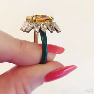 The happiest ring you ever did see. By @alisonlou.