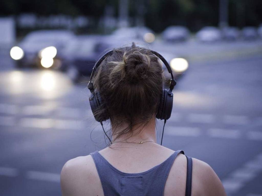 20-something-woman-wearing-headphones-6