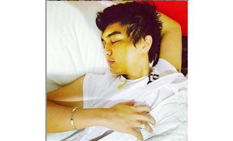 LOOK: 19 sizzling hunks and their bed selfies!
