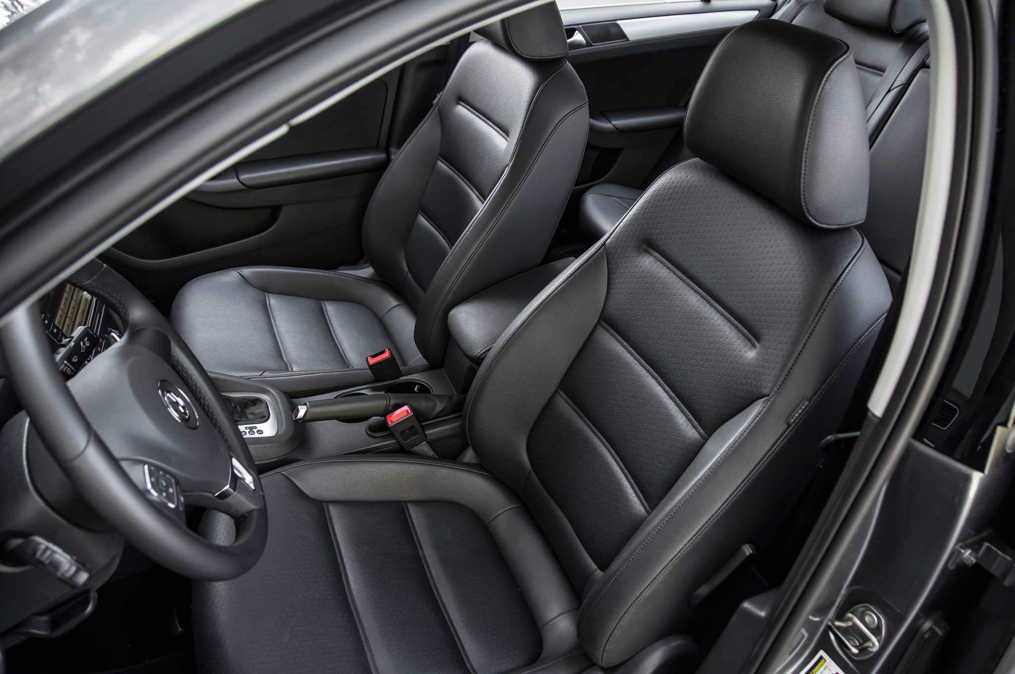2014-Volkswagen-Jetta-18T-SE-interior-from-driver-side