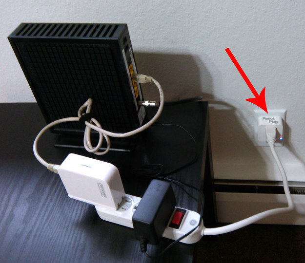 When the Internet stops working, the plug will automatically turn your router (and/or modem) on and off until the connection is restored.