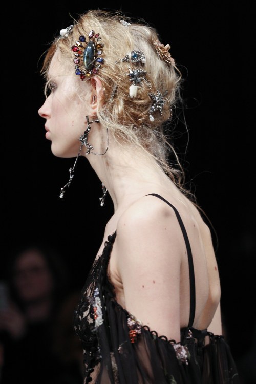 oh-girl-among-the-roses: Alexander McQueen Fall/WInter 2016