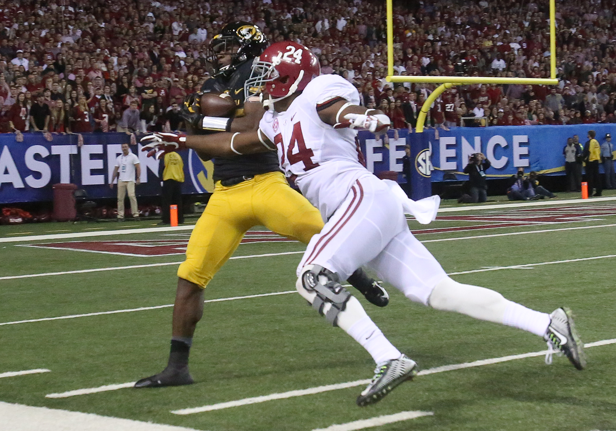 Dec 6, 2014; Atlanta, GA, USA; Missouri Tigers wide receiver Jimmie Hunt (88) catches a pass against Alabama Crimson Tide defensive back Geno Smith (24) in the third quarter of the 2014 SEC Championship at the Georgia Dome. (Jason Getz-USA TODAY Sports)