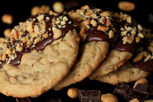 tumblr mqu0jmO5ld1qiitnio1 500 ambrosiadessert: Chocolate Dipped Peanut Butter Cookies 