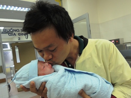 Anh Nguyễn Kim Phụng xúc động ôm hôn cậu con trai bé bỏng (Ảnh: DT)