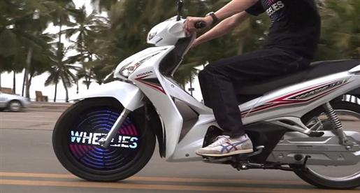 صور و فيديو : شركة تايلندية تحول اطارات الدراجات النارية لشاشات LED