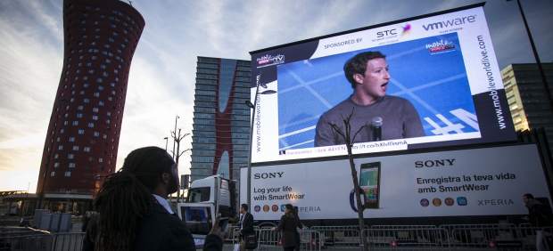 Escuchando a Mark Zuckerberg, fundador de Facebook, durante la conferencia que ha ofrecido en el Mobile World Congress de Barcelona.