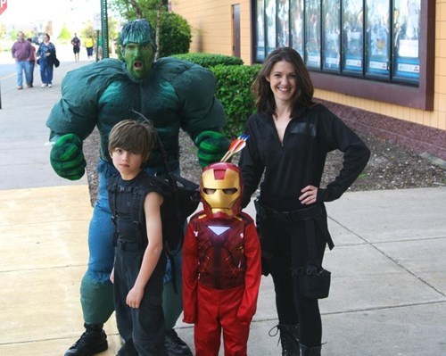 funny-parenting-pic-ultron-premiere-family-cosplay