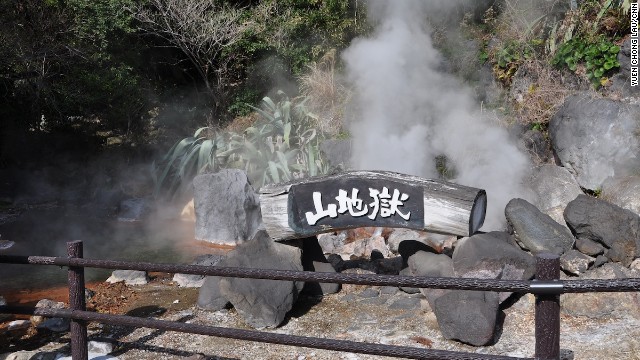 Yama-Jigoku's pools are said to resemble mountains of mud, but in reality they look more like puddles on the ground giving off steam. Harmless as they appear, these puddles are composed of sodium chloride and can reach temperatures up to 90 C.