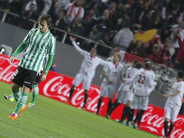 Los jugadores del Sevilla celebran el 1-0 mientras Verdú se lamenta. Foto: EFE en español