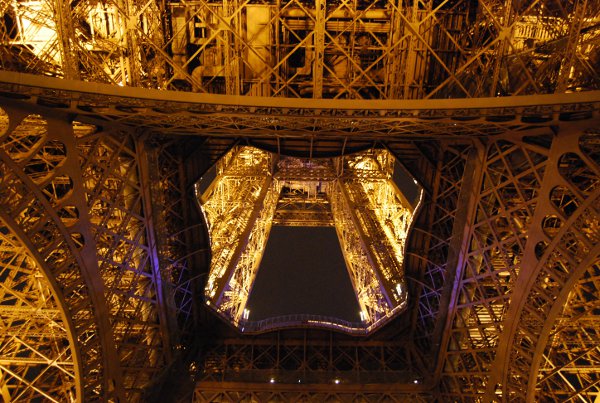 La Torre Eiffel de París de noche