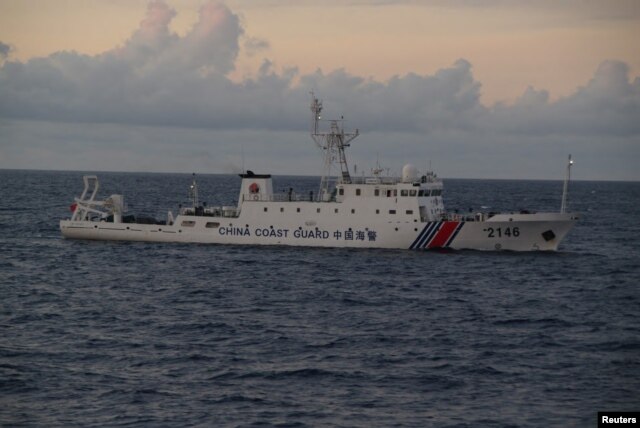中国船舰2013年8月在钓鱼岛（日本称尖阁诸岛）附近行驶