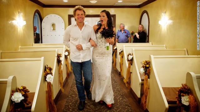 <a href='http://ift.tt/1am2avV' target='_blank'>After an online effort to make it happen, </a>Jon Bon Jovi walked Australian bride-to-be Branka Delic down the aisle before her wedding to Gonzalo Cladera at the Graceland Wedding Chapel in Las Vegas on October 12, 2013.